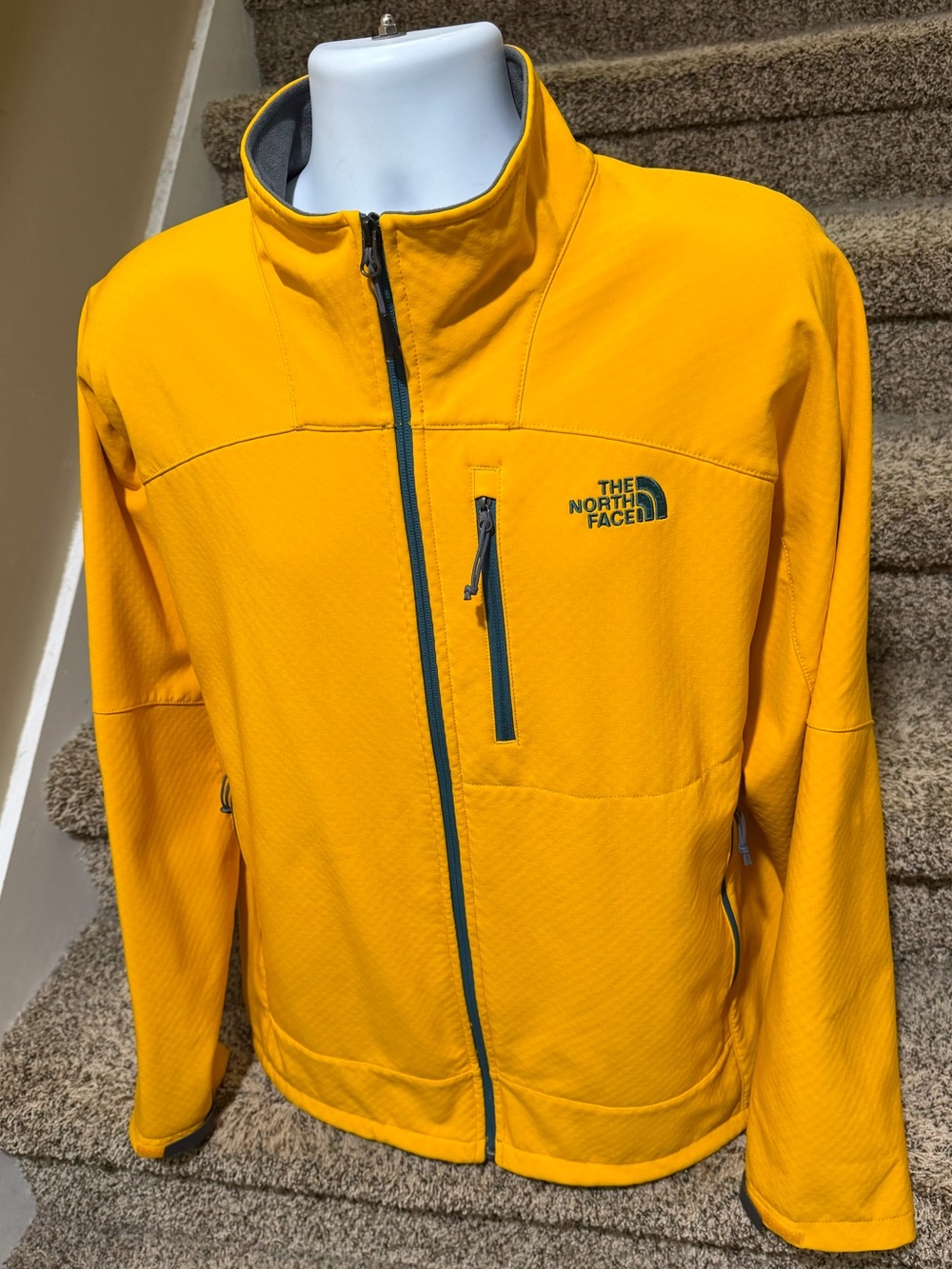 Perfect like new *The North Face* men’s soft shell fleece jacket - XL - bright!